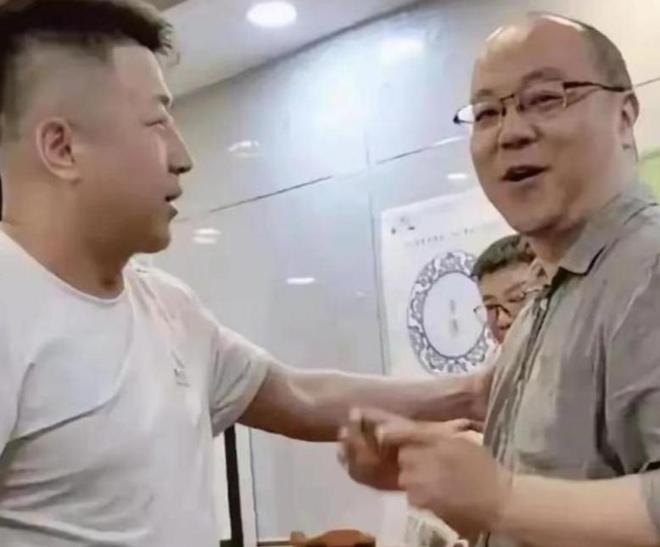 “牛散”章建平，退出3家A股公司前十大股东名单