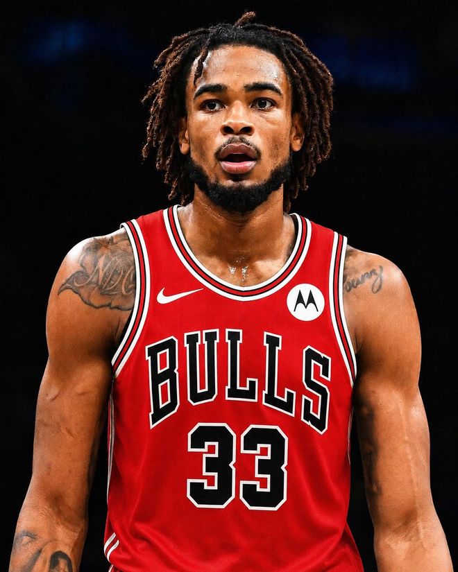 62岁马云现身NBA中国赛！猛拍成龙大腿 与贝克汉姆蔡崇信热聊