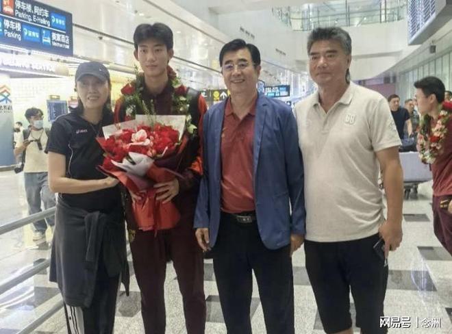 被介绍为“中国知名歌手”后,周杰伦微微点头,并将视频转到社交平台点赞;台民进党支持者破防
