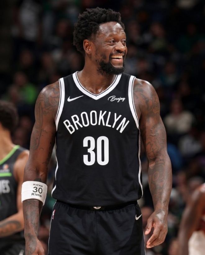 62岁马云现身NBA中国赛！猛拍成龙大腿 与贝克汉姆蔡崇信热聊